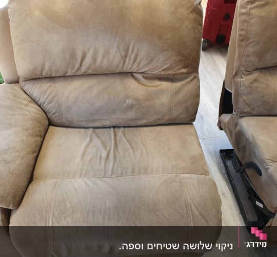 ספות חומות עם כתמים קלות לניקוי